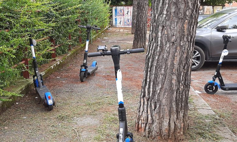 Monopattini abbandonati
