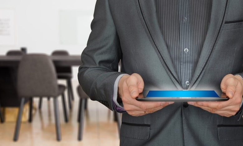 businessman 2606509 1280