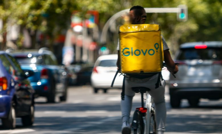 un rider de glovo en una imatge d arxiu europa press scaled