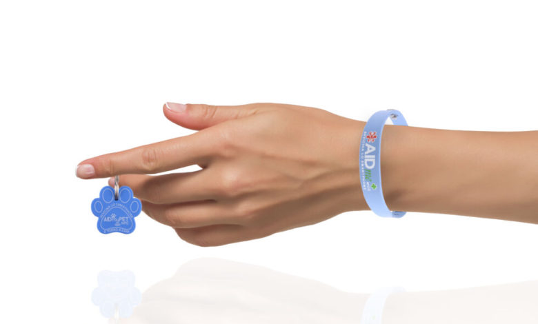 Mano con bracciale e medaglietta 980x654 1