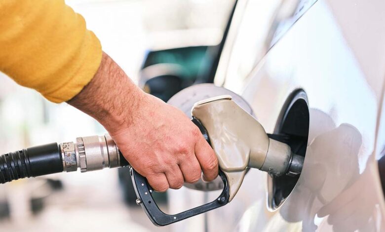 Stazione di servizio con prezzi della benzina esposti, sullo sfondo un cielo nuvoloso: effetto della crisi in Medio Oriente sul costo dei carburanti