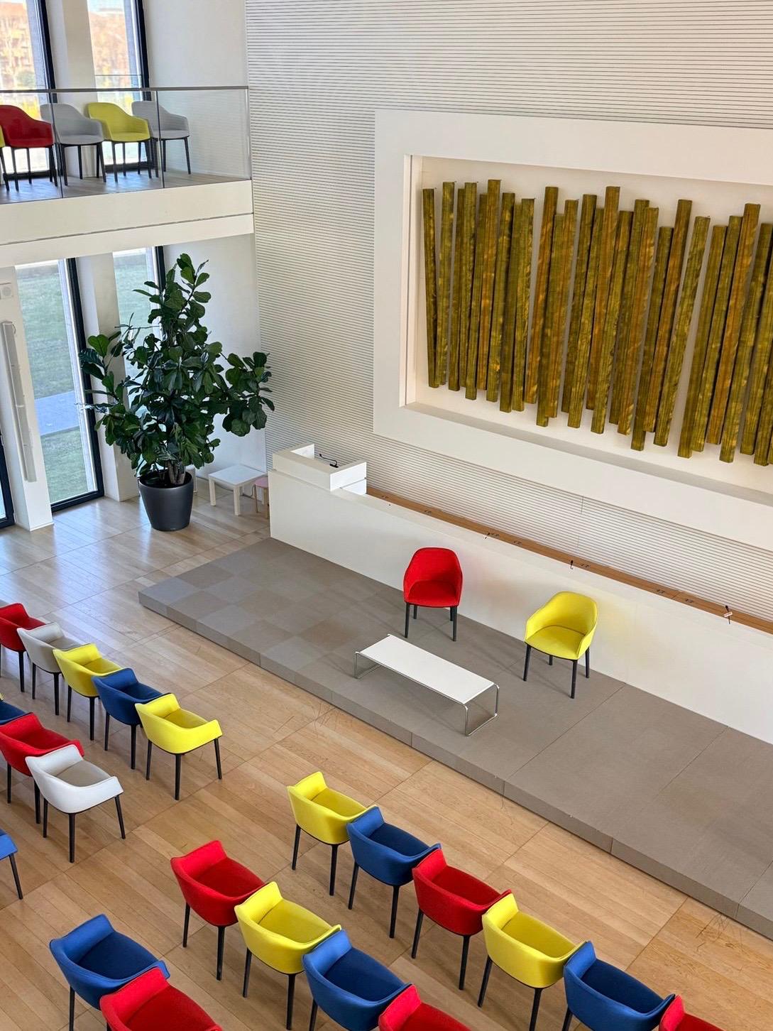 WhatsApp Image 2026-02-06 at 19.57.48(2) Opera di Sidival Fila, sala conferenze presso la sede ILLUMIA di Bologna